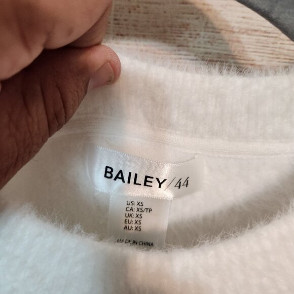 Bailey 44 Revolve Crew Neck Long Sleeve Sweater White Size XS Cropped Fuzzy - Picture 9 of 14
